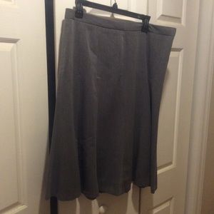 Size 16 gray skirt. Flares.